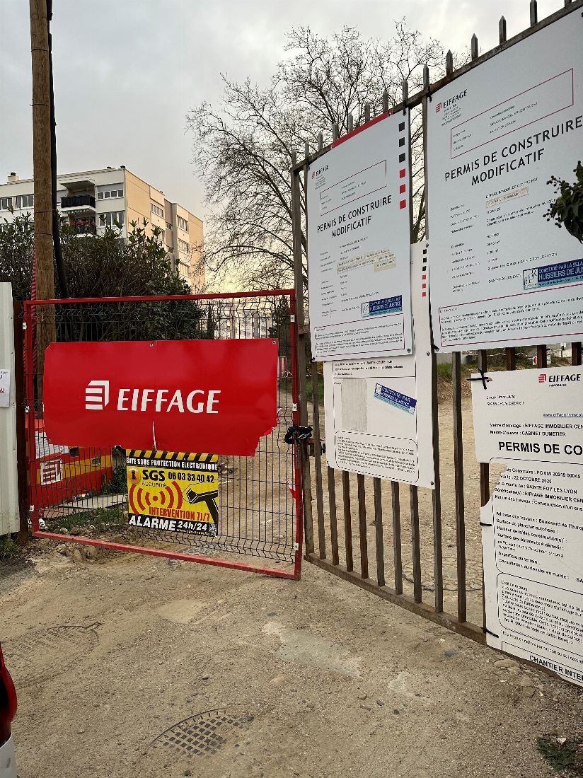 Accès de chantier protégé par une alarme SGS