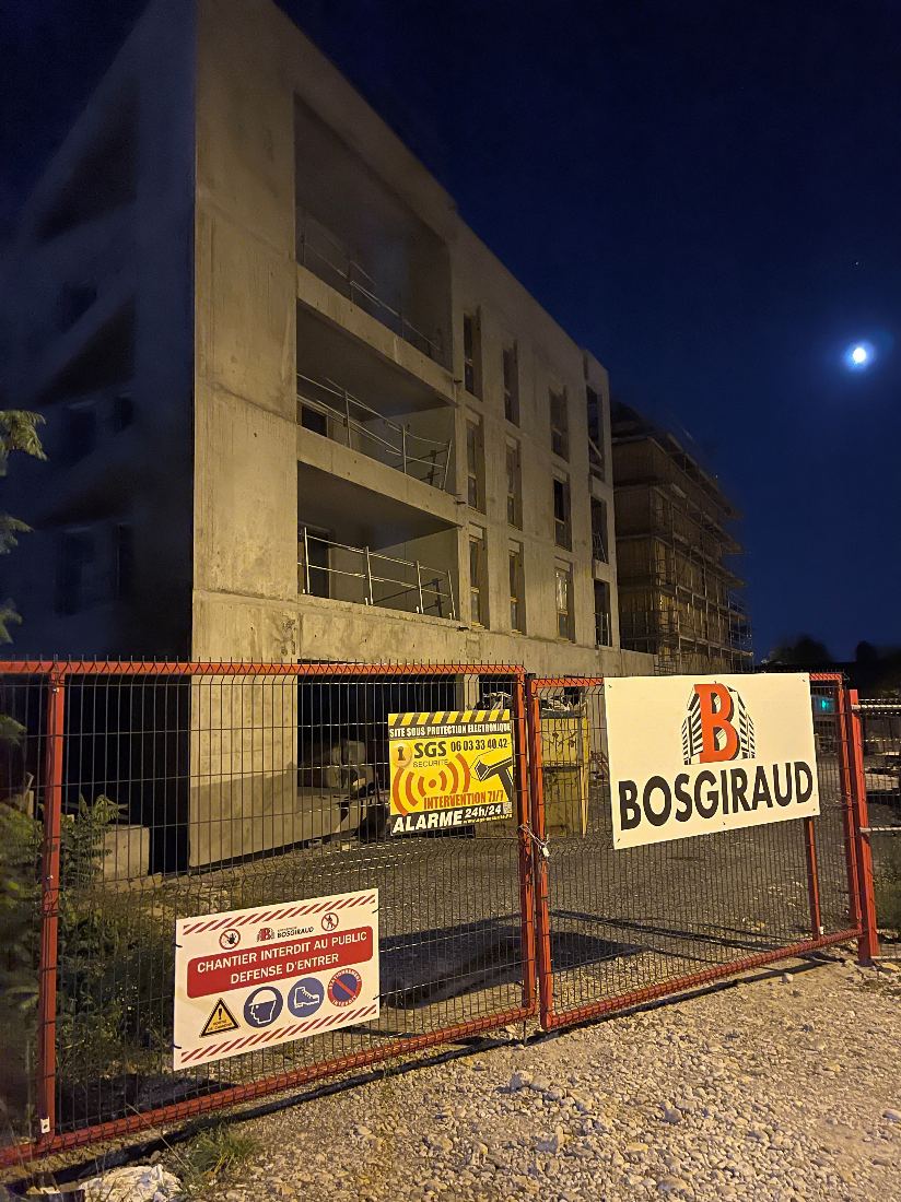 Chantier de nuit sous surveillance