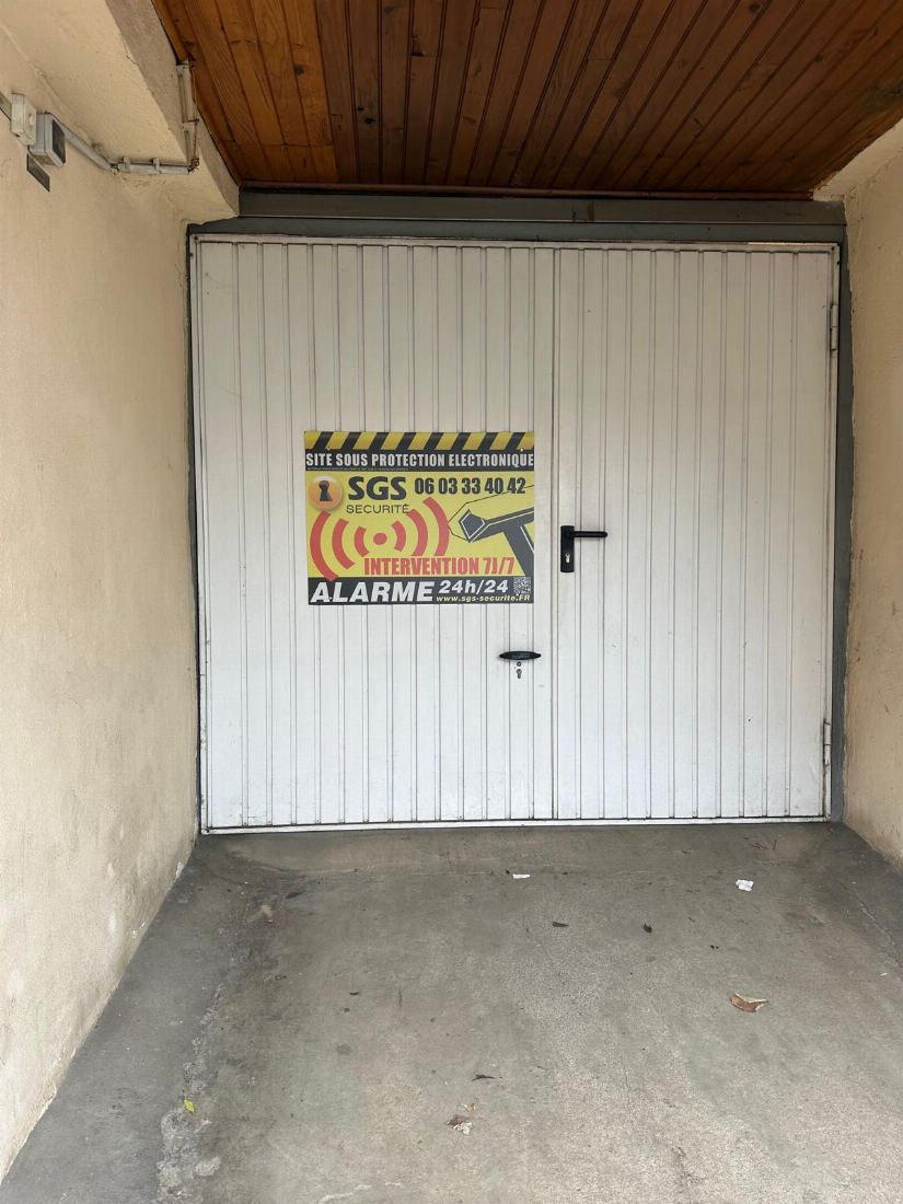 Porte de garage avec panneau d'alarme SGS